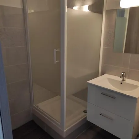 T1 Cabine 4 couchages climatisé centre port refait à neuf Apartamento Agde