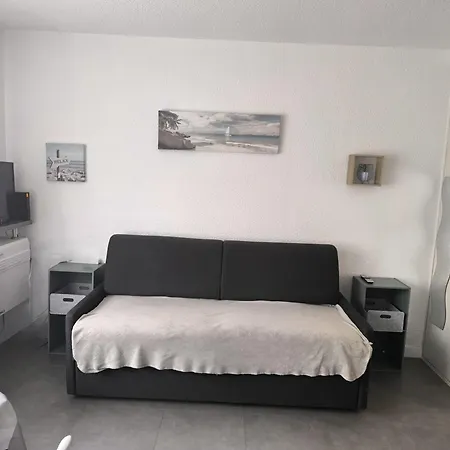 T1 Cabine 4 couchages climatisé centre port refait à neuf * Agde